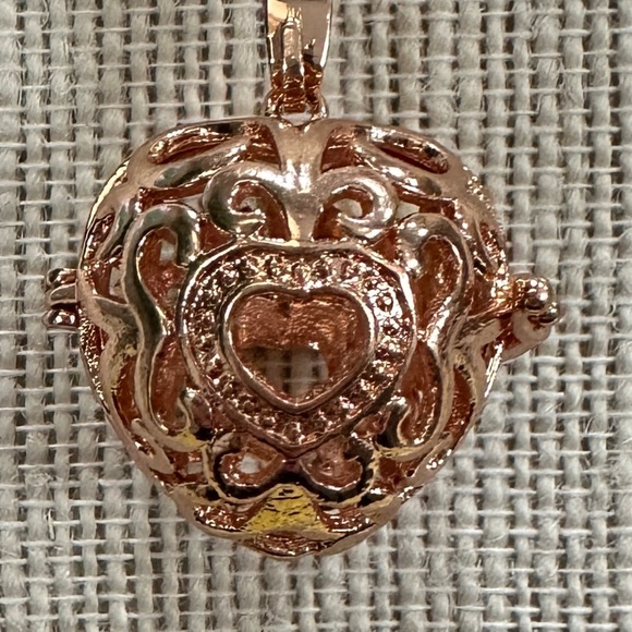 Open rose gold heart essential oil locket 18 inches in length lobster class - Picture 2 of 8
